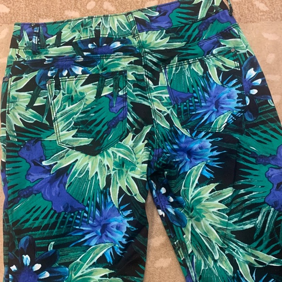 Tropical Chico’s Stretch Skinny Ankle Crops - Picture 3 of 5